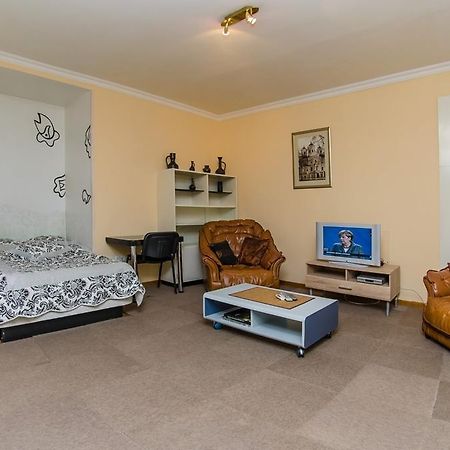 Apartment Triokhsviatytelskaya Street 3 キエフ エクステリア 写真