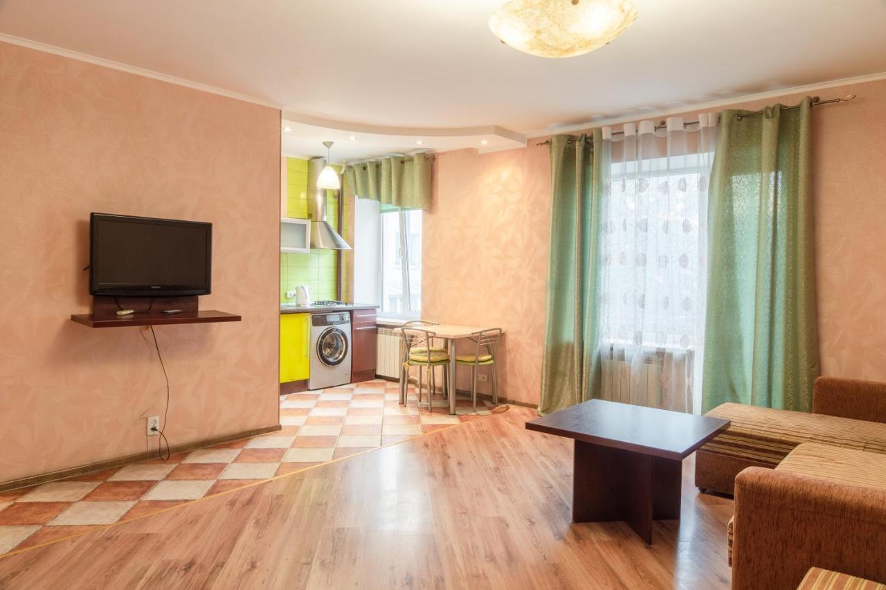Apartment Triokhsviatytelskaya Street 3 キエフ エクステリア 写真