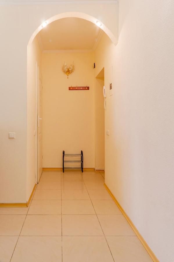Apartment Triokhsviatytelskaya Street 3 キエフ エクステリア 写真