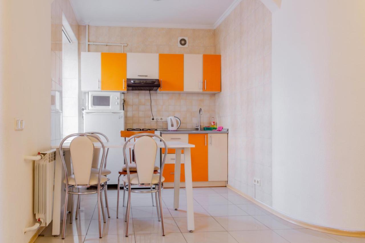 Apartment Triokhsviatytelskaya Street 3 キエフ エクステリア 写真