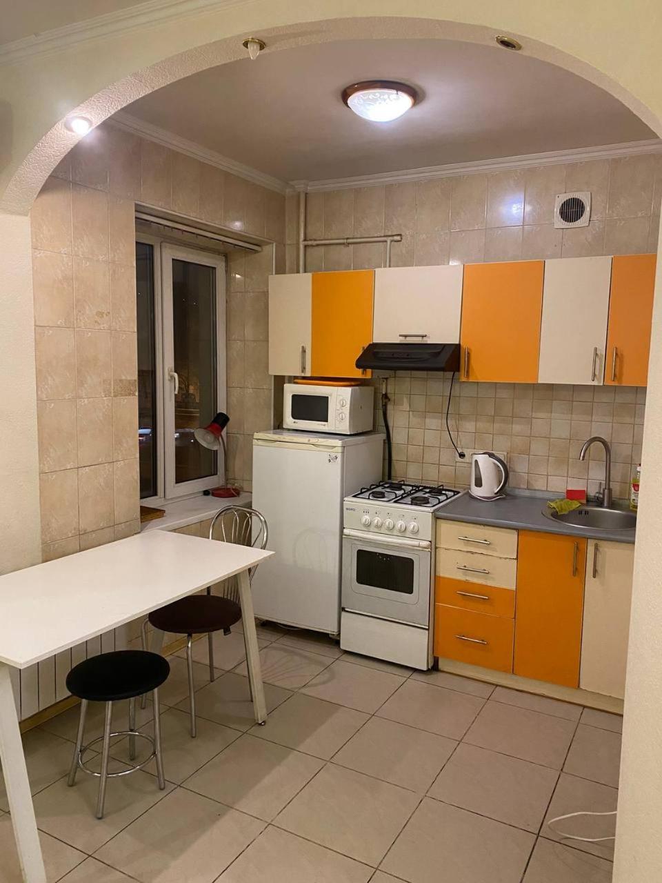 Apartment Triokhsviatytelskaya Street 3 キエフ エクステリア 写真