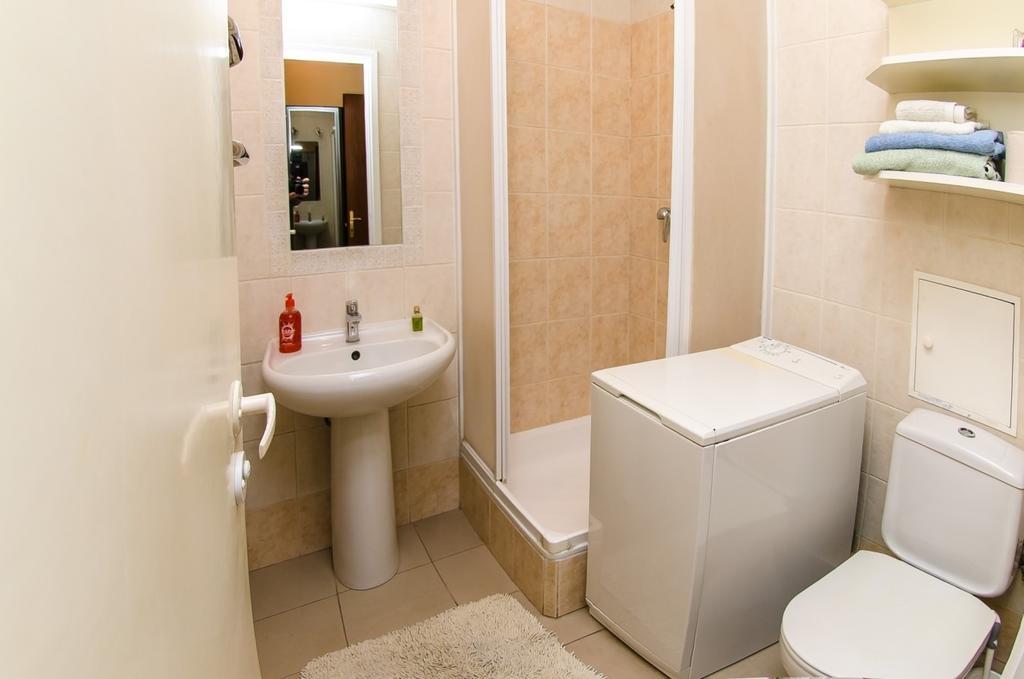 Apartment Triokhsviatytelskaya Street 3 キエフ エクステリア 写真