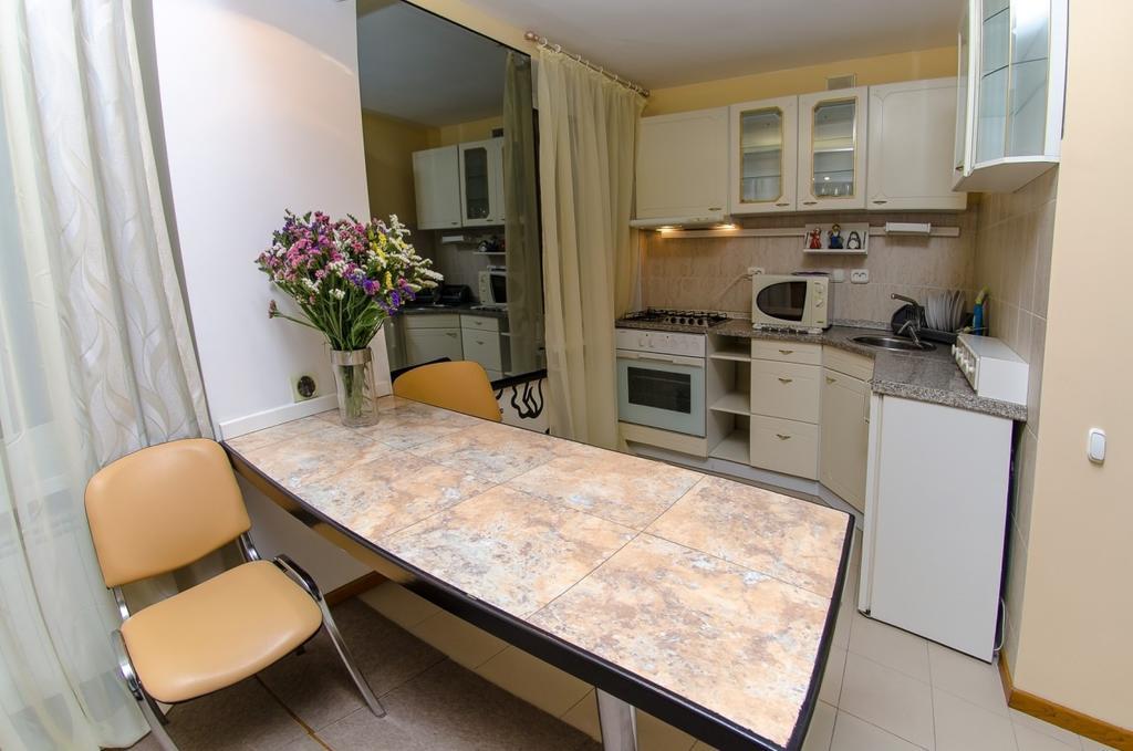 Apartment Triokhsviatytelskaya Street 3 キエフ エクステリア 写真