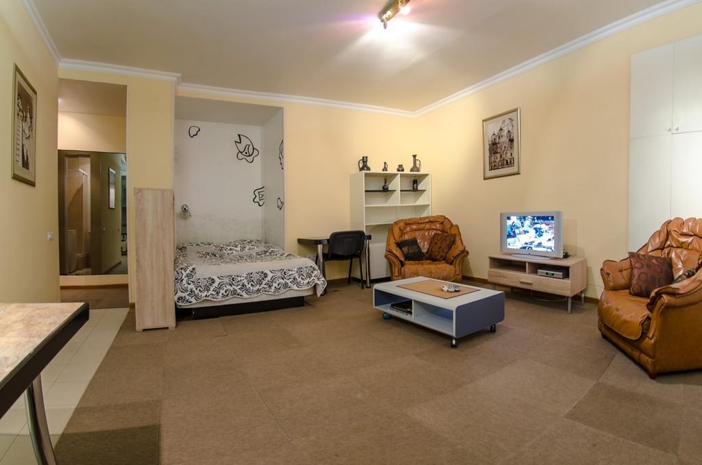 Apartment Triokhsviatytelskaya Street 3 キエフ エクステリア 写真