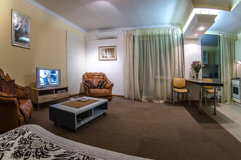 Apartment Triokhsviatytelskaya Street 3 キエフ エクステリア 写真