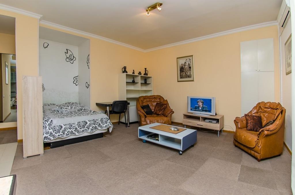 Apartment Triokhsviatytelskaya Street 3 キエフ エクステリア 写真