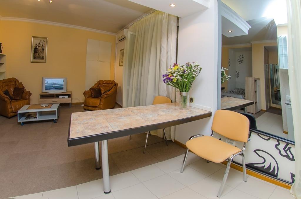 Apartment Triokhsviatytelskaya Street 3 キエフ エクステリア 写真