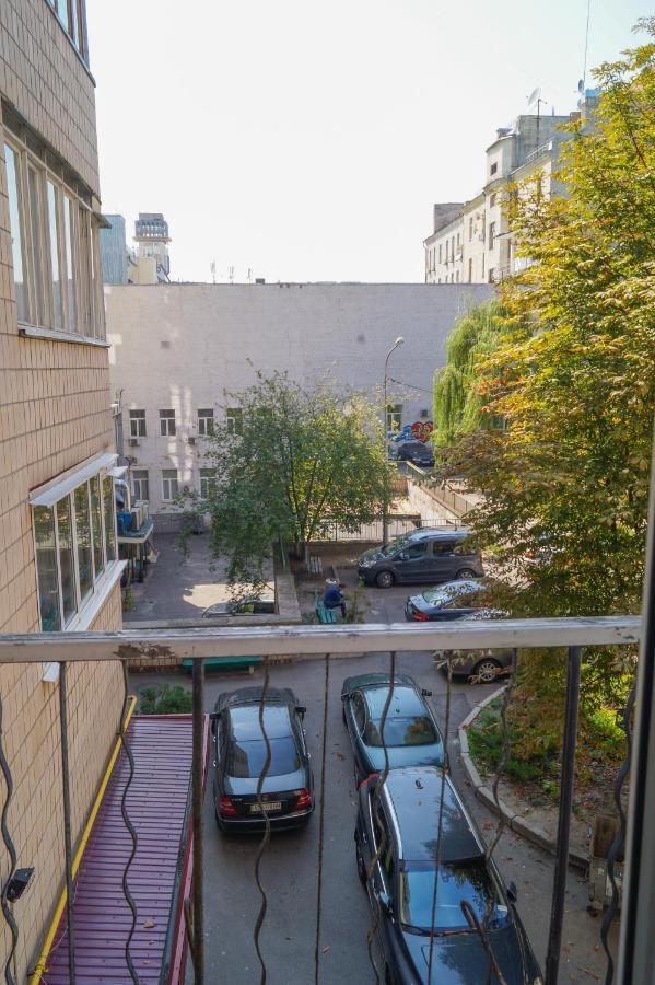 Apartment Triokhsviatytelskaya Street 3 キエフ エクステリア 写真