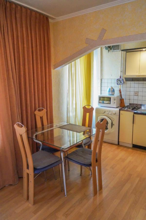 Apartment Triokhsviatytelskaya Street 3 キエフ エクステリア 写真